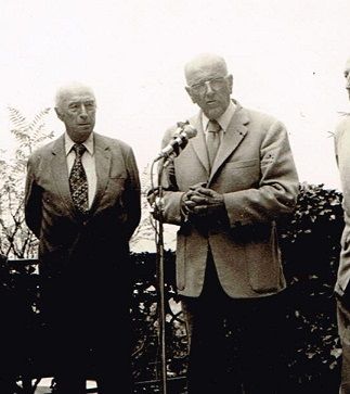 Louis Brauquier (à gauche) en compagnie de Gabriel Audisio (à droite) au moment de décerner le nouveau prix de Ventabren en 1970