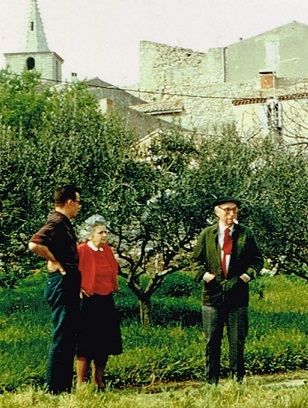 Louis Brauquier, chez lui à Saint-Mitre-Les-Remparts en compagnie de sa soeur Eugénie et de Jean-Claude (1971)