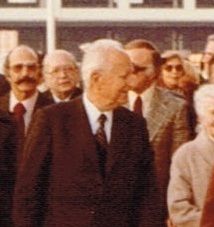 Inauguration officielle de la Promenade Louis Brauquier par le Député-Maire de Marseille Gaston Defferre avec Eugénie Brauquier