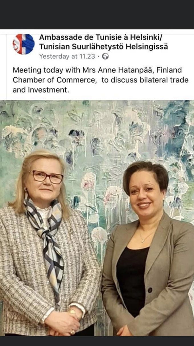 L’Ambassadrice devant mon Tableau exposé à l’Ambassade Tunisienne à Helsinki